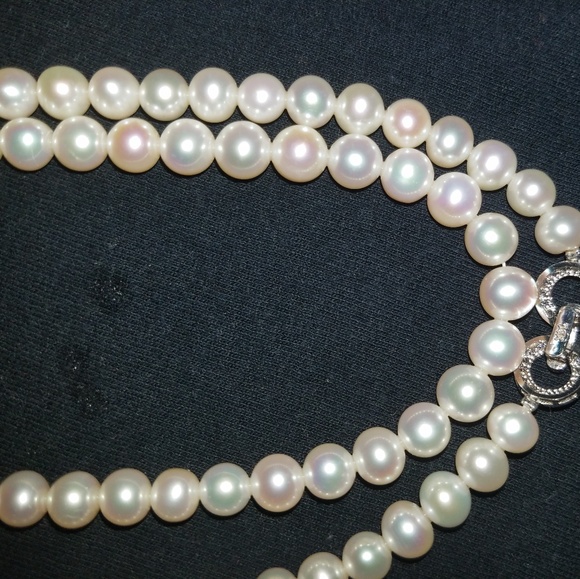 Jewelry - Gorgeous 48" strand of cultured pearls (unknotted)